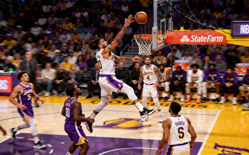 NBA赛场激烈对抗，球员飞身扣篮的动感画面